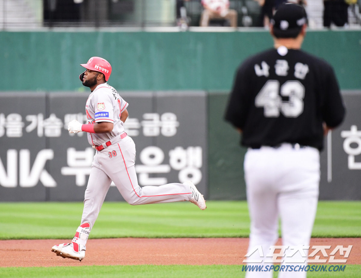 홈팬석에서 야유가 쏟아졌다. '1⅔이닝 8실점 난타→ERA 9점 돌파' …