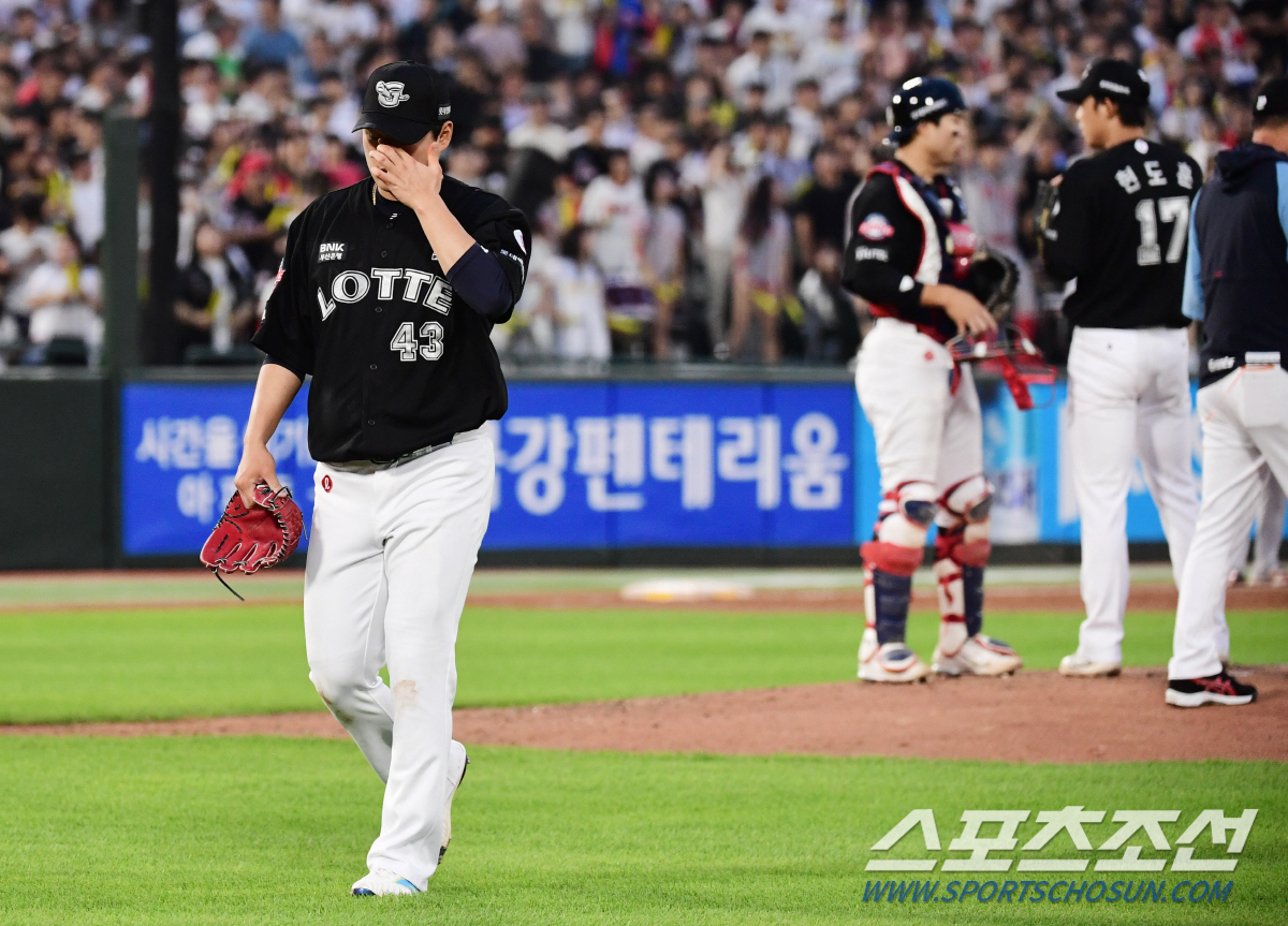 홈팬석에서 야유가 쏟아졌다. '1⅔이닝 8실점 난타→ERA 9점 돌파' …