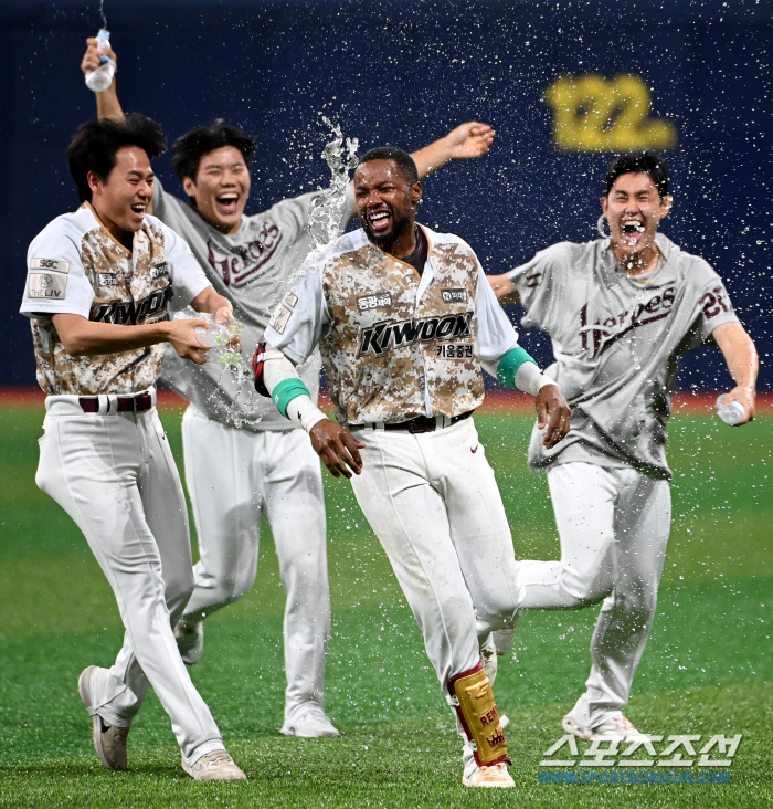 승리도 멋진데 치우는 모습은 더 멋지네. 끝내기 후 물병 향해 달려나간 …