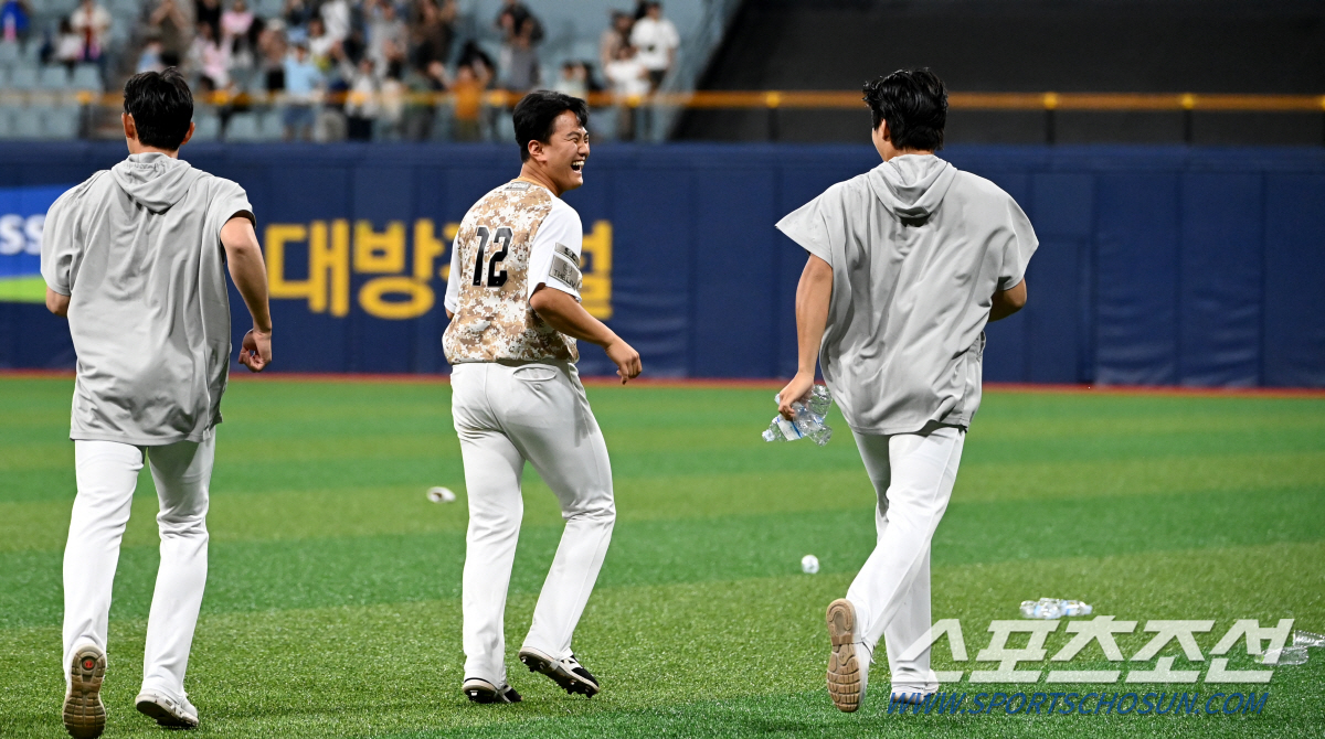승리도 멋진데 치우는 모습은 더 멋지네. 끝내기 후 물병 향해 달려나간 …
