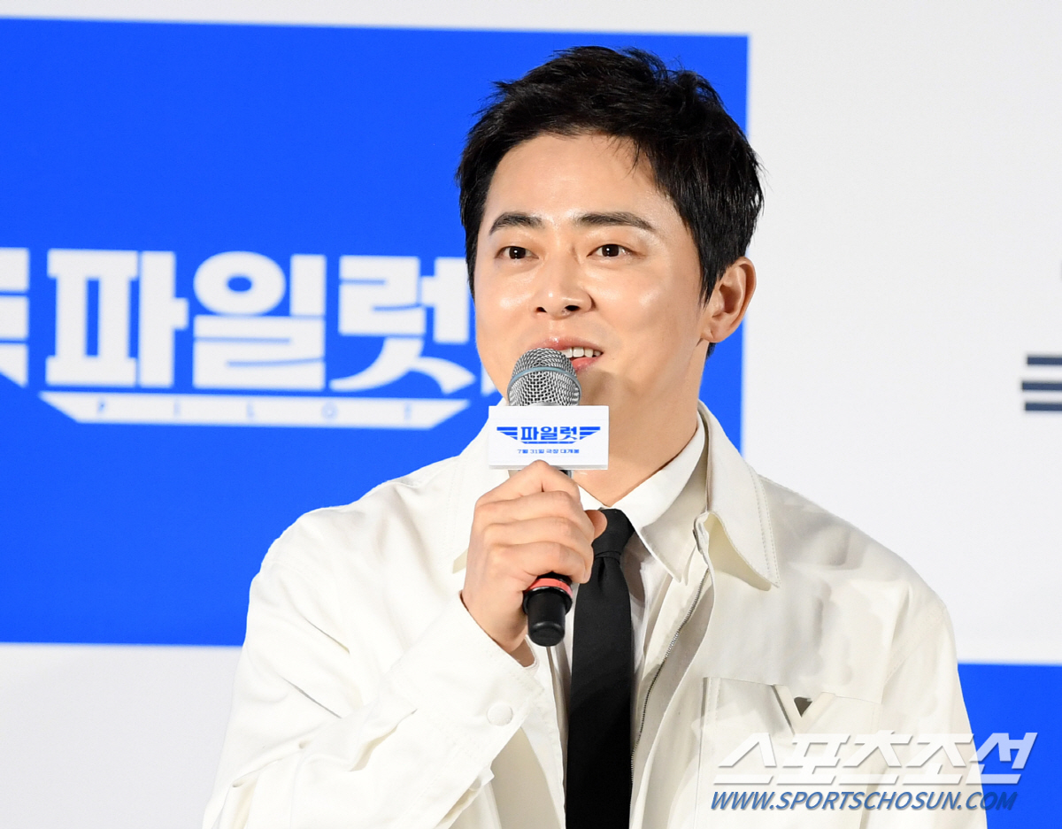 '파일럿' 조정석 "치열하게 준비한 여장, 고군분투 가득한 현장이었다"