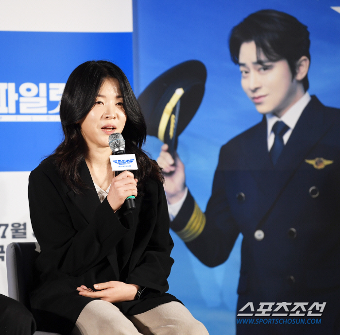 [SC현장] "뭐지? 내가 봐도 예쁘네?"…'파일럿' 조정석, 웃다가 다…