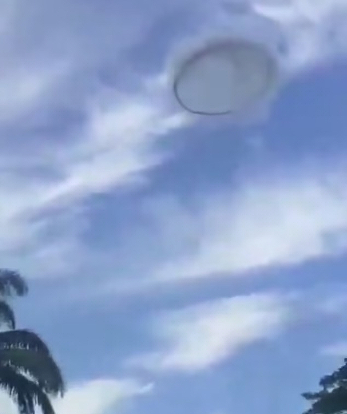 하늘에 뜬 검은 고리, UFO? 화산 분화 구름?