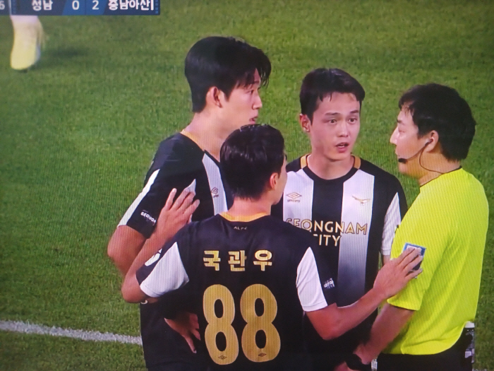 "정신차려! 심판" 성남 팬들은 왜 그렇게 흥분했을까…연속 4골 진기록의…