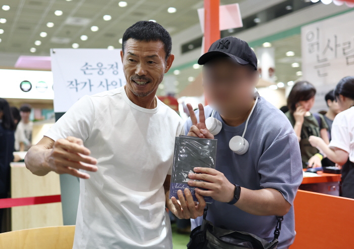 "고소인 주장은 진실과 달라" 손웅정 감독, 사인회 일정 소화하며 아동학…