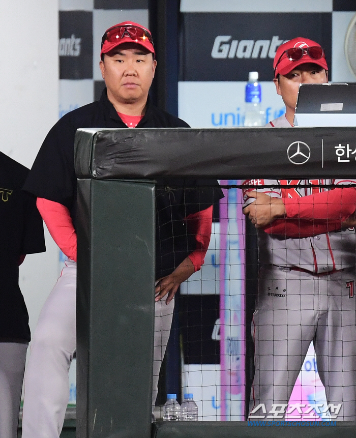 "롯데랑 붙으면 왜 이럴까" 13점 리드 따라잡힌 꽃감독, 웃음을 잃었다…