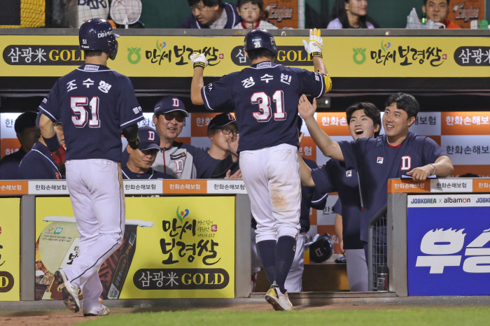 3타점이 5명이나 나왔다…'김재환 250홈런' 두산, 한화 잡고 4연패 …