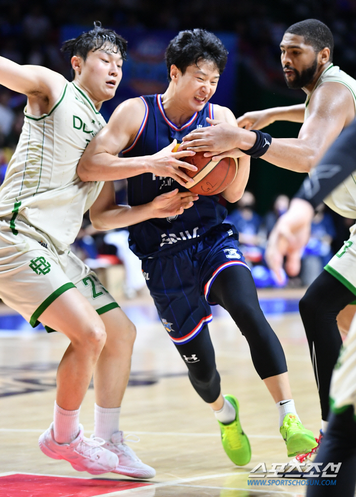 한국농구 최고 인기스타 허 웅. 왜 고소라는 극단적 선택을 했을까