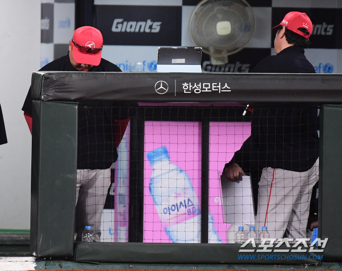 더위 먹었나? '팀 최다 실책 페이스' 승리 헌납하는 1위 KIA...V…