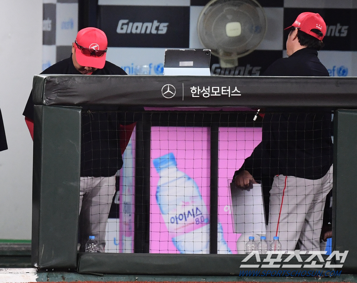 더위 먹었나? '팀 최다 실책 페이스' 승리 헌납하는 1위 KIA...V…