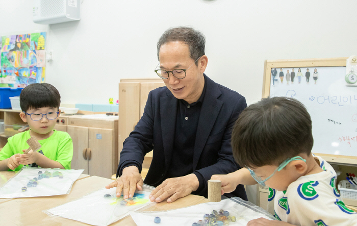 저출산 극복 위해 팔걷은 KB금융.. '아기키우기 좋은 환경만들기'에 앞…