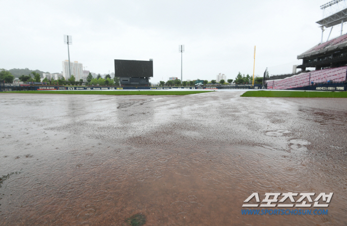 미쳤다! 사상 첫 전반기 600만 관중 달성 '가시권', 그런데 장마가 …