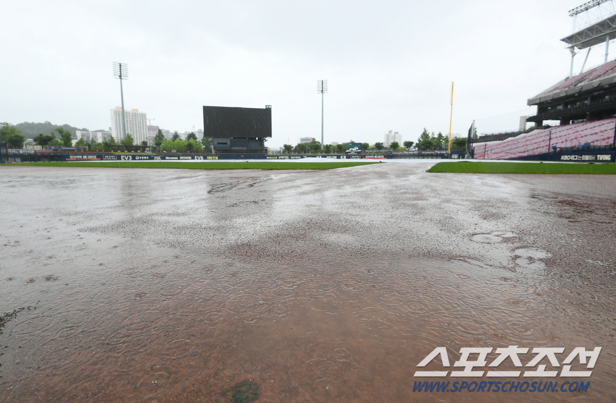 미쳤다! 사상 첫 전반기 600만 관중 달성 '가시권', 그런데 장마가 …