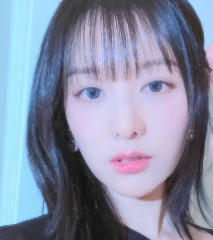 [SCin스타] 도도한 눈매-고혹한 분위기! 김지원의 매혹 셀카