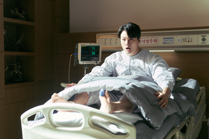 신승호, '여장' 조정석의 매력에 빠져들었다…폼생폼사 파일럿 변신 ('파…