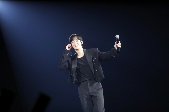 [종합] "변우석 보고 있나?"…'한류★' 김수현, 日서 '카미사마' 열…