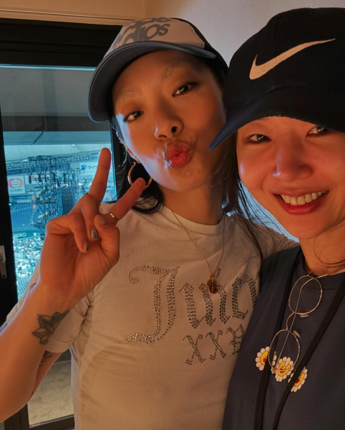 [SCin스타] 민희진, 양조위와 '특급 만남' 성사! 뉴진스 공연장에 …