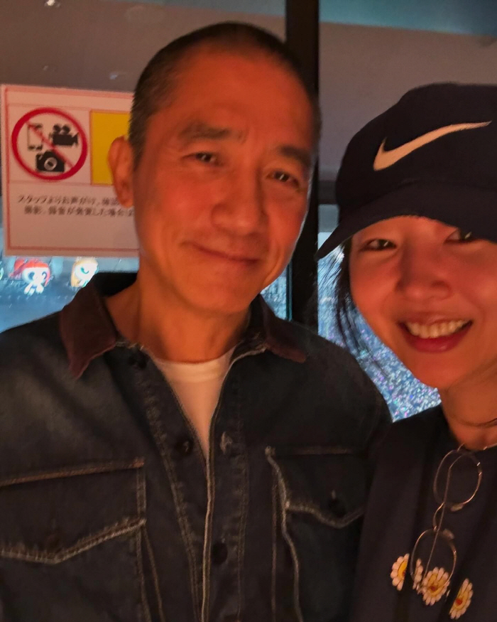 [SCin스타] 민희진, 양조위와 '특급 만남' 성사! 뉴진스 공연장에 …