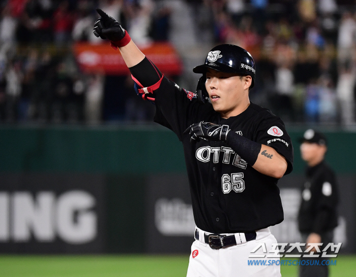 65세 老코치 강력추천→명장의 결단! '돌고돌아 2루' 제자리 찾은 1m…