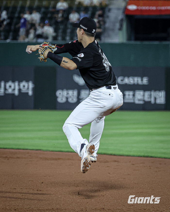 65세 老코치 강력추천→명장의 결단! '돌고돌아 2루' 제자리 찾은 1m…