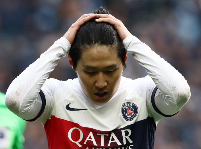"이강인 경쟁력 약하다" 혹평, 주전 경쟁 이상기류...PSG '1800…