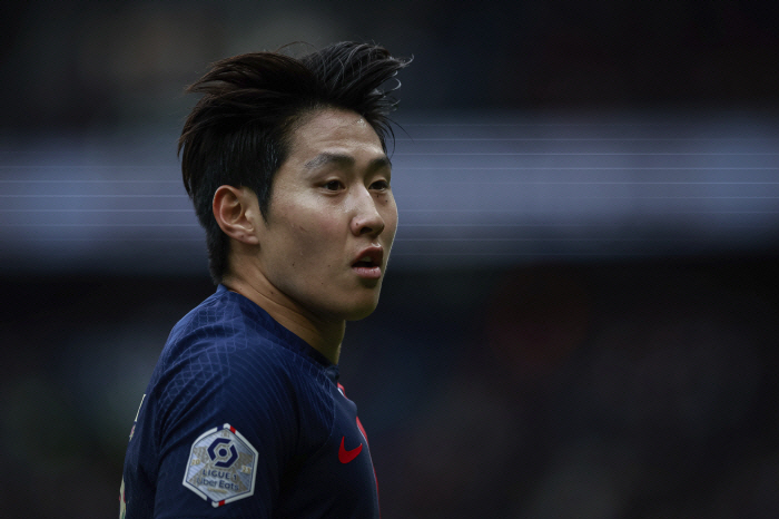 "이강인 경쟁력 약하다" 혹평, 주전 경쟁 이상기류...PSG '1800…