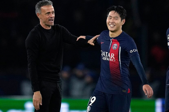 "이강인 경쟁력 약하다" 혹평, 주전 경쟁 이상기류...PSG '1800…