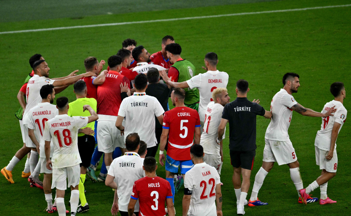 "이게 축구야, 격투기야" 유로 한 경기 최다 18장 카드→난투극→관중 …