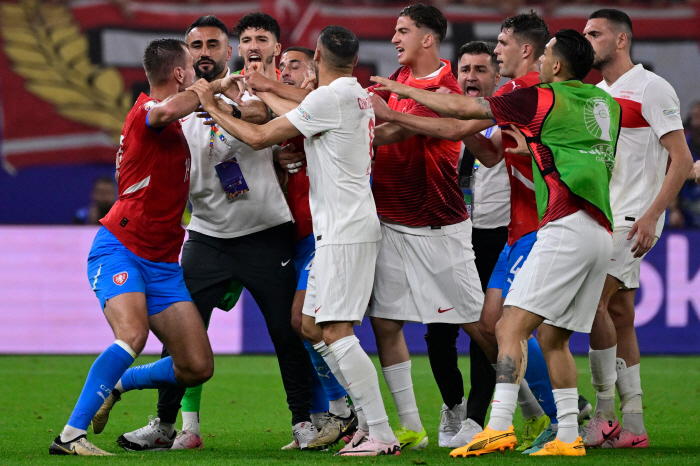 "이게 축구야, 격투기야" 유로 한 경기 최다 18장 카드→난투극→관중 …