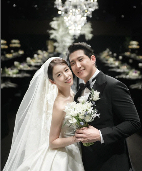[SC이슈] "측근들만 '이혼' NO"…지연♥황재균, 신혼 자랑엔 적극적…