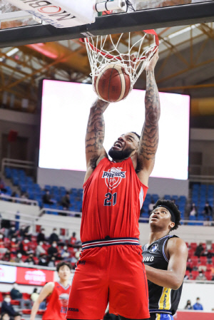 KBL, '웃돈 요구 의혹' 외국선수 숀 롱의 에이전트에 경고 징계내렸다