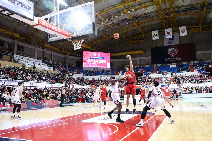KBL, '웃돈 요구 의혹' 외국선수 숀 롱의 에이전트에 경고 징계내렸다