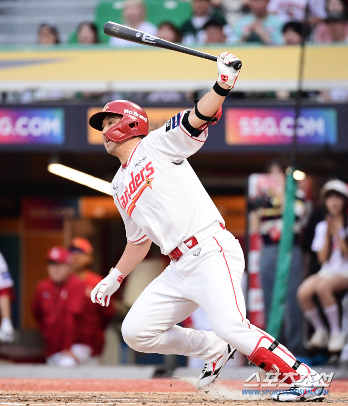 'KBO 최고 홈런타자의 위엄' 최정, 역대 2번째 9시즌 연속 20홈런…