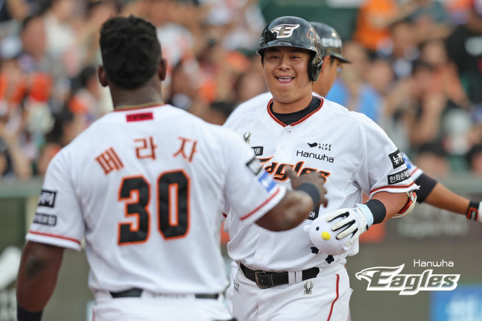 회장님 품에 승리를 안겼다…'황영묵·노시환 홈런&김기중 3승' 한화, 두…