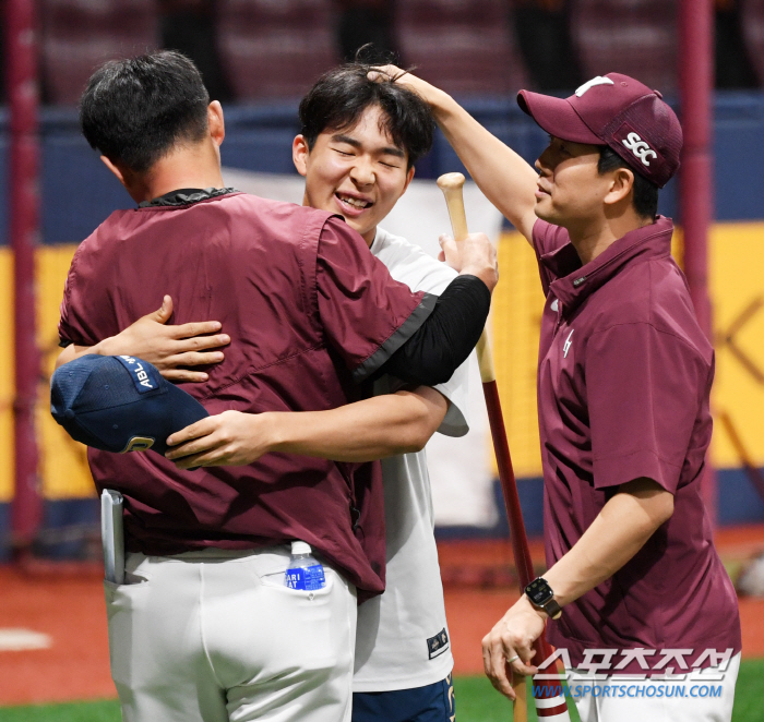 '따뜻한 마음에 행복한 미소' 말없이 김휘집 안아준 오윤 코치...'훈훈…