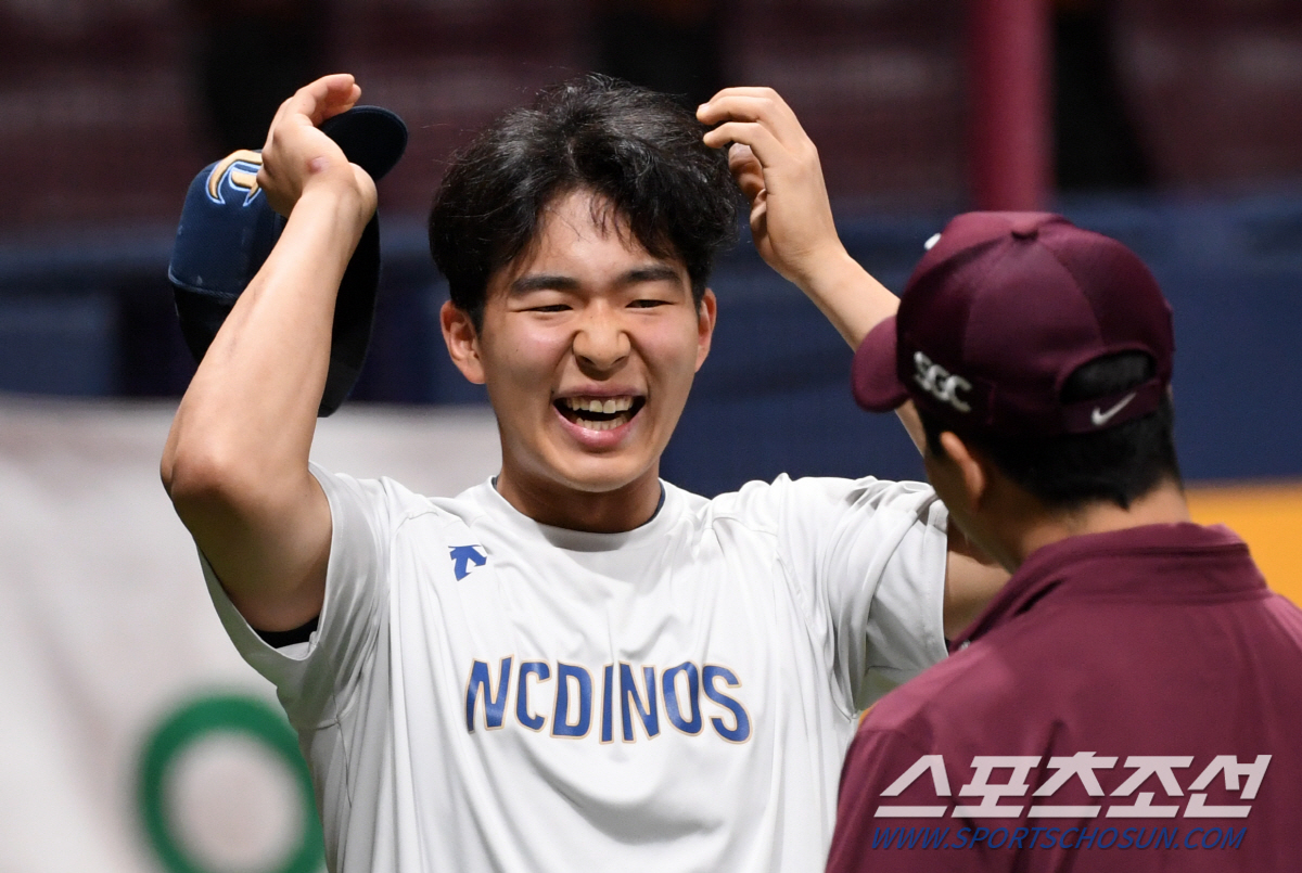 '따뜻한 마음에 행복한 미소' 말없이 김휘집 안아준 오윤 코치...'훈훈…