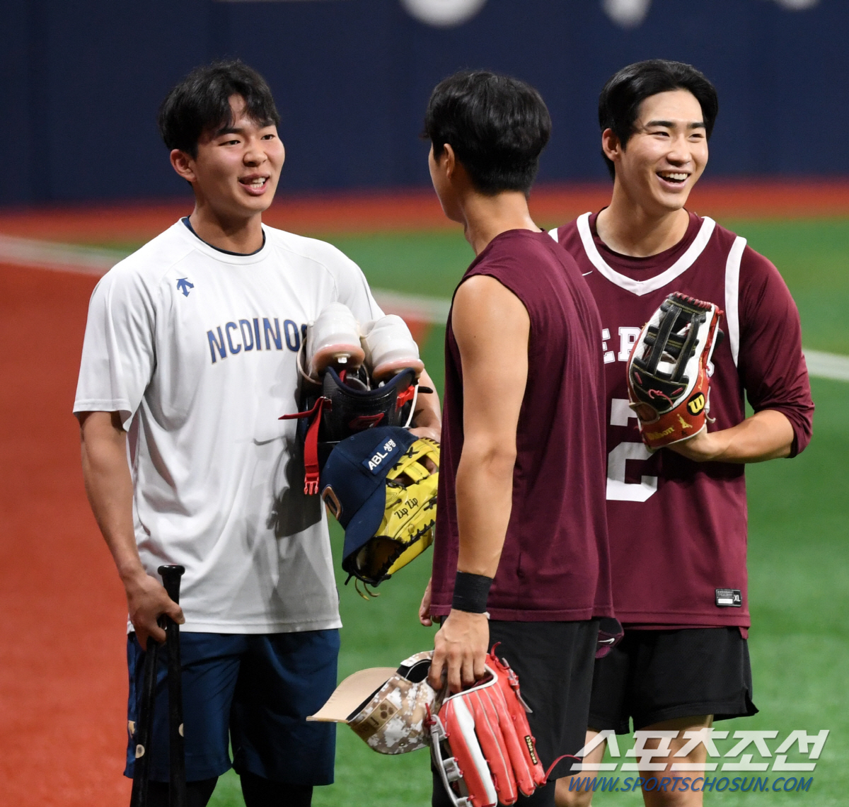 '따뜻한 마음에 행복한 미소' 말없이 김휘집 안아준 오윤 코치...'훈훈…