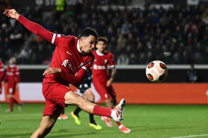 '역대급 충격 영입 도전!' 맨유, 클롭 잃은 'EPL 최고 풀백' 데려…