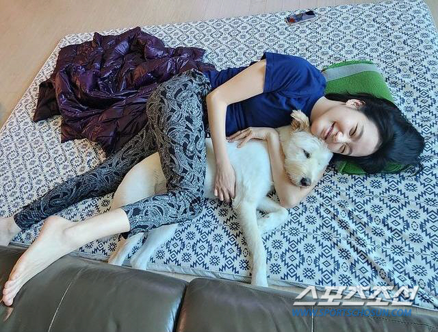 [SCin스타] 반려견과 거실에 냅다 드러누운 김고은, 무더위엔 집콕이 …