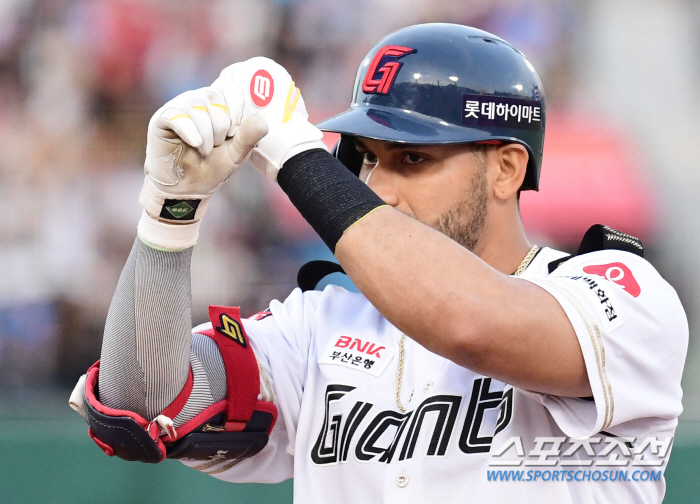 롯데 '5연승' 폭풍질주! 한화 격침→7위 점프. '윌커슨 8승+손성빈 …