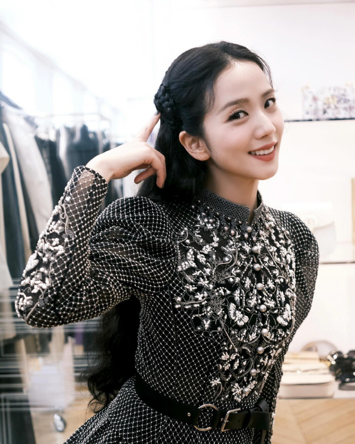 블핑 지수, 파리가 주목한 '귀족 미모'