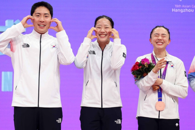 '환상의 혼복조'신유빈X임종훈"볼하트?파리 메달 따면 유빈이 시키는거 다…
