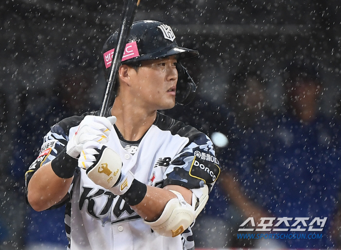 망연자실 구자욱vs파안대소 김상수, 4말 7-1 우천 취소에 극명하게 엇…