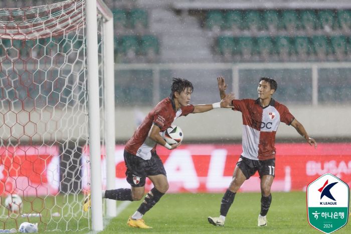 '폭우 혈투 승자는 없었다' 부산-성남 2-2 무승부…성남 연패 탈출, …