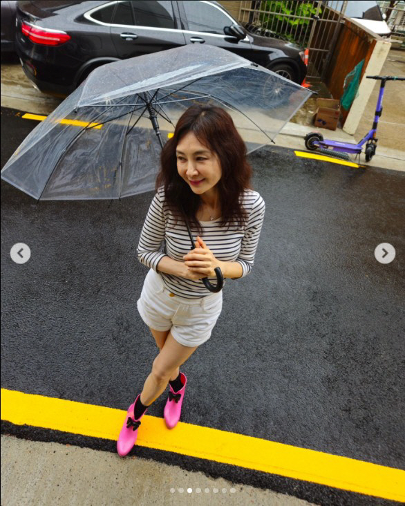 '55세' 채시라, 핫팬츠+핫핑크 장화…나이 무색한 귀여움