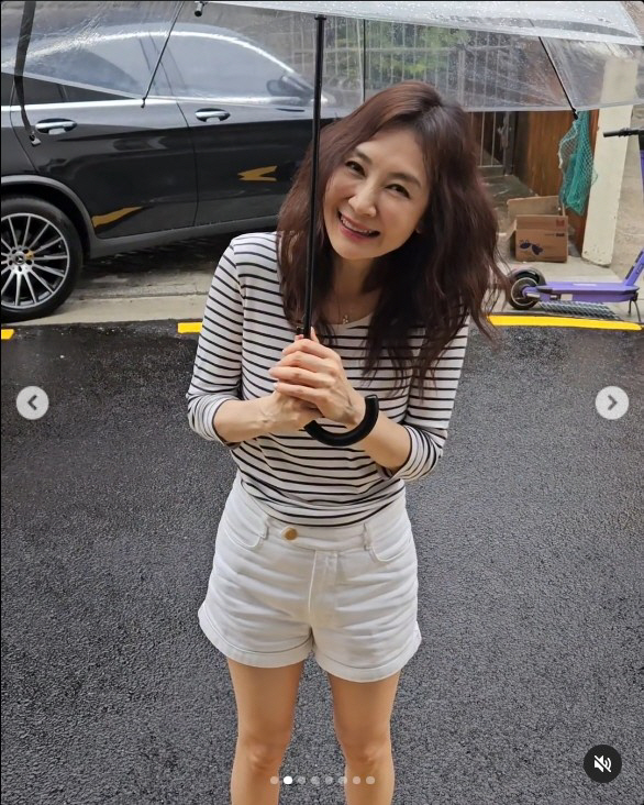 '55세' 채시라, 핫팬츠+핫핑크 장화…나이 무색한 귀여움