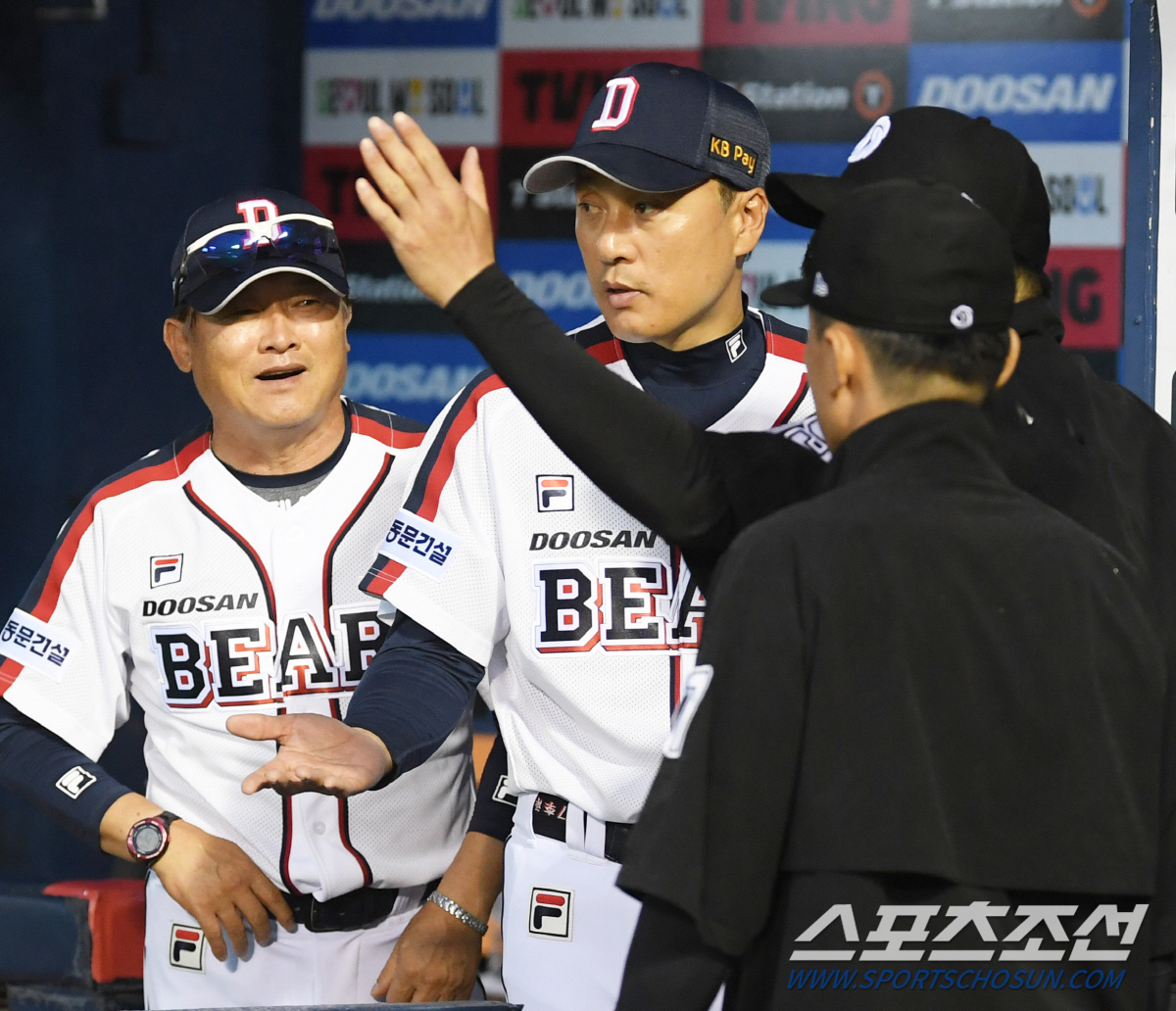 "이렇게 끝내는 건 아니죠" 강우콜드 선언에도 경기장 못 떠난 이승엽 감…