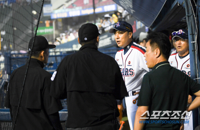 "이렇게 끝내는 건 아니죠" 강우콜드 선언에도 경기장 못 떠난 이승엽 감…