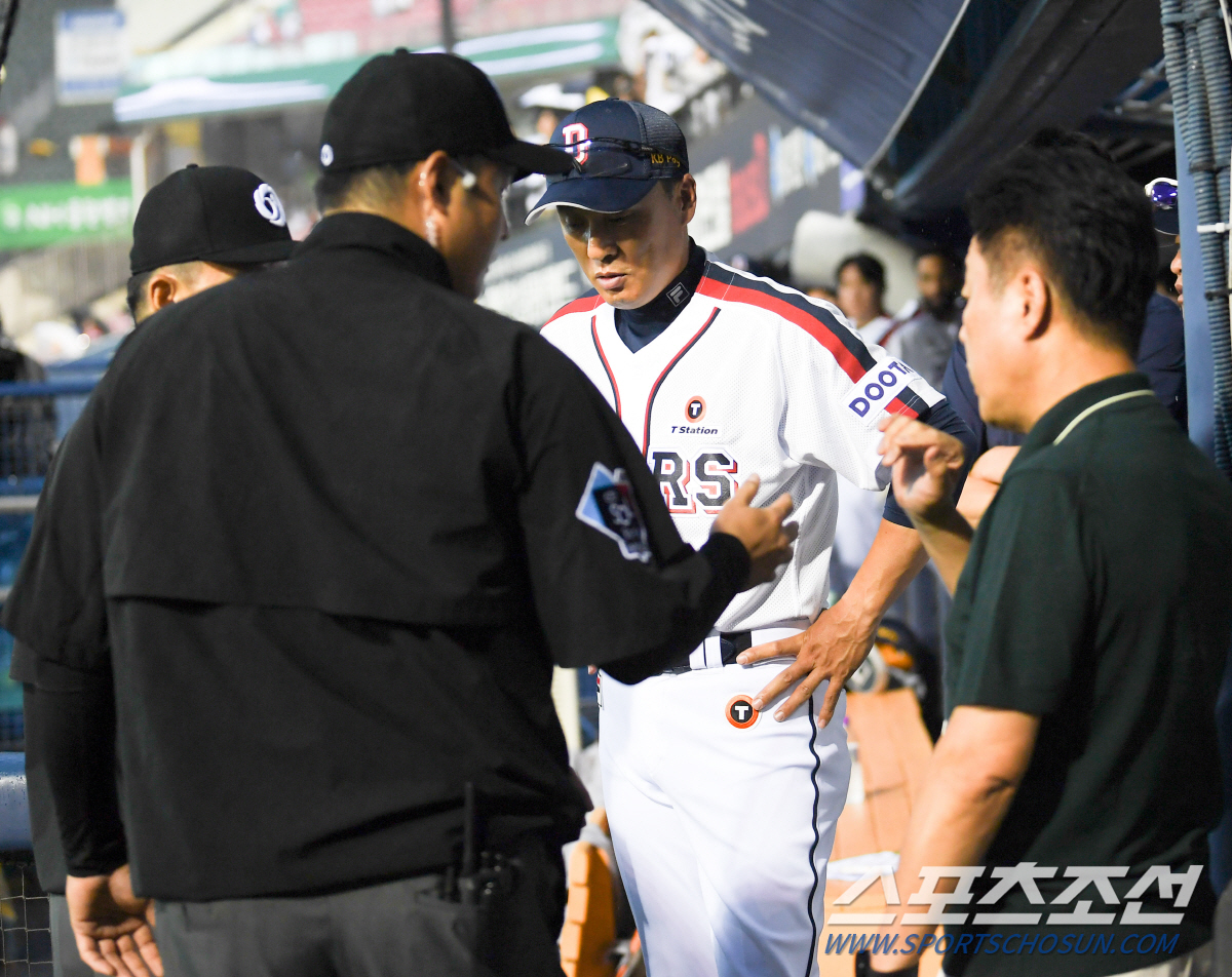 "이렇게 끝내는 건 아니죠" 강우콜드 선언에도 경기장 못 떠난 이승엽 감…