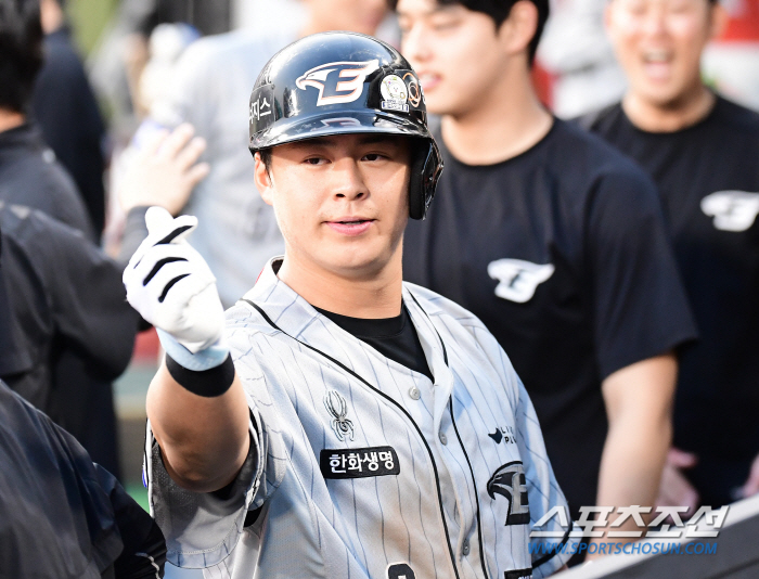 무릎 맞고도 출전 강행, "건재함 보여주고 싶었다"는 24세 홈런왕…사령…
